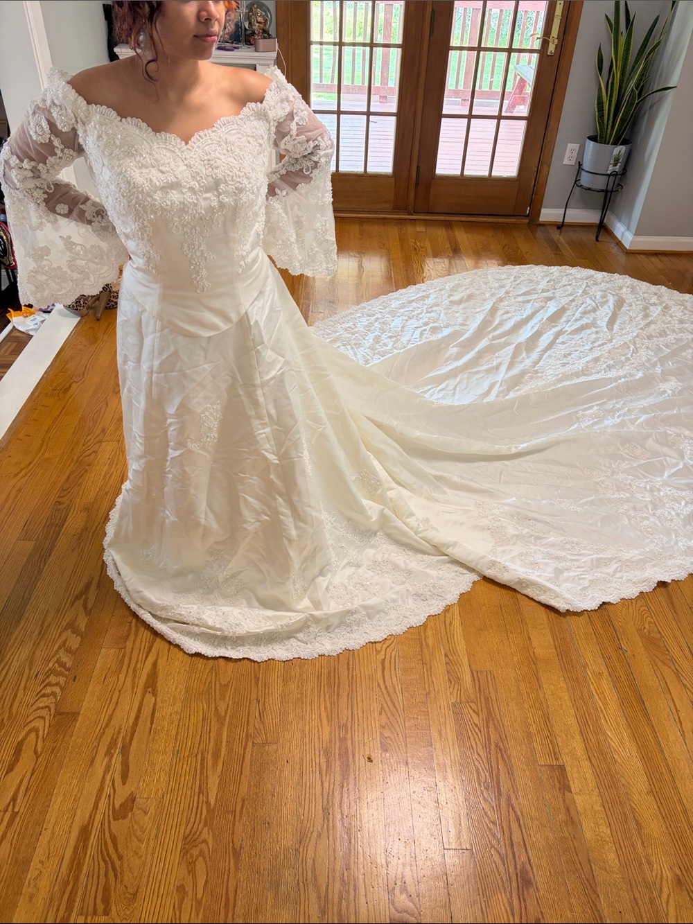 Romantic Off-Shoulder Lace Wedding Dress in Ivory Size 14